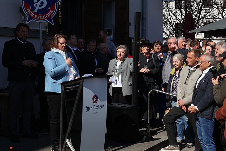 Begrüßung durch die 1. Vorsitzende des Spargelerzeugerverbandes Südbayern e.V., Claudia Westner   (©Foto: Martin Schmitz)